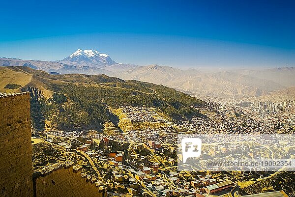 Foto von überfüllter Stadt und Grün im Tal unter Huayna Potosi  Berg in Bolivien  Südamerika