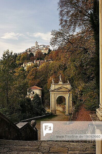 Der Wallfahrtsort Santa Maria del Monte mit der gleichnamigen Kirche auf dem heiligen Berg (Sacro Monte) von Varese