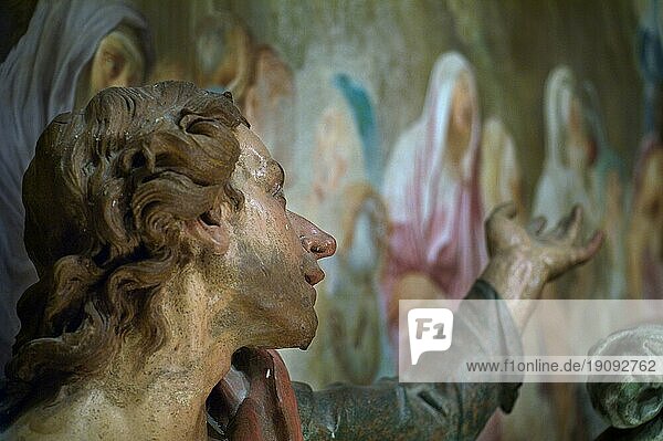 Der Jünger Johannes  Szene aus der Kreuzigungskapelle des Sacro Monte di Varese mit lebensgroßen Terrakottafiguren und Scheinmalereien (Fresken) der Barockzeit