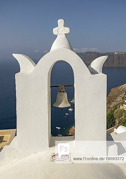 Weiß getünchter Glockenturm mit Blick auf die Caldera und das Meer  Ia  Oia  Santorin  Griechenland  Europa