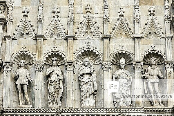 Die Renaissancefiguren Maria mit Kind und Heilige von Tommaso Rodari und seinen Brüdern aus der Fassade des Domes Santa Maria Maggiore  Como  Lombardei  Italien  Europa