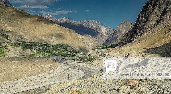 Schönes Tal mit Bach im Karakorumgebirge in Pakistan
