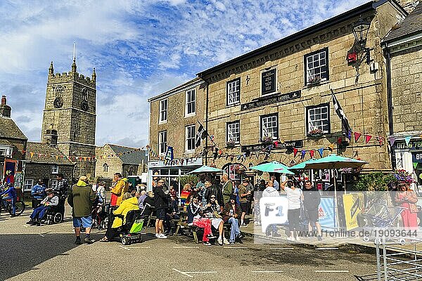 Menschenmenge im Stadtzentrum  traditionelles Lafrowda Festival 2023  St. Just in Penwith  Cornwall  England  Großbritannien  Europa