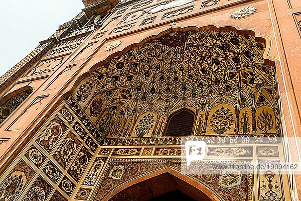 Wunderschön dekoriertes Tor zur Badshahi Moschee in Lahore  Pakistan  Asien