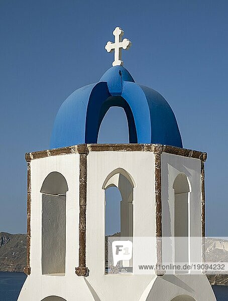 Blauer Glockenturm  Agios Spiridonas  St. Spyridon Kirche  Ia  Oia  Santorin  Griechenland  Europa