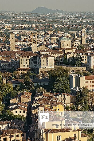 Die Altstadt von Bergamo tront über der Poebene