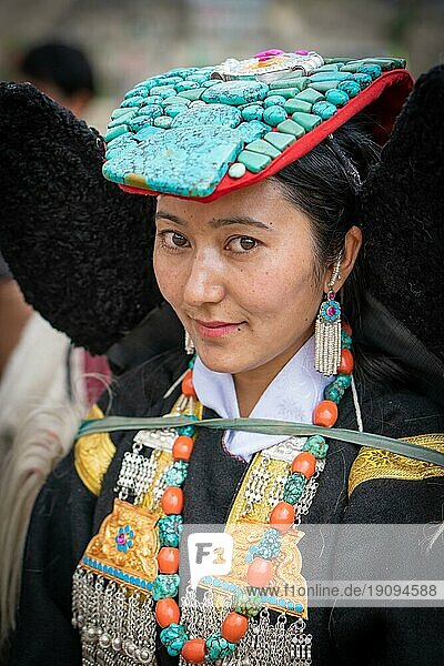 Ladakh  Indien  4. September 2018: Porträt einer attraktiven jungen ethnischen Inderin in traditioneller Kleidung auf einem Festival in Ladakh. Illustrativer Leitartikel  Asien