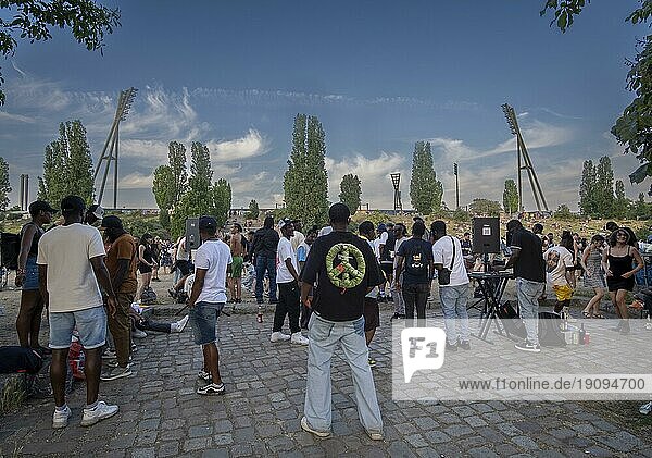 Deutschland  Berlin  11.06.2023  Sonntagnachmittag im Mauerpark  die afrikanische Community tanzt  Europa