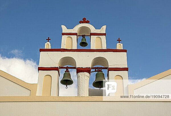 Glockenturm der griechisch orthodoxen Kirche der Darstellung der Mutter des Herrn  Ia  Oia  Santorin  Griechenland  Europa