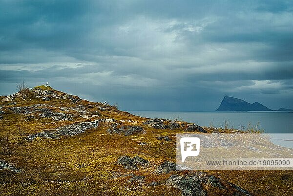 Foto von Klippen mit Felsen und Meer in der Ferne in Sommaroy in Norwegen