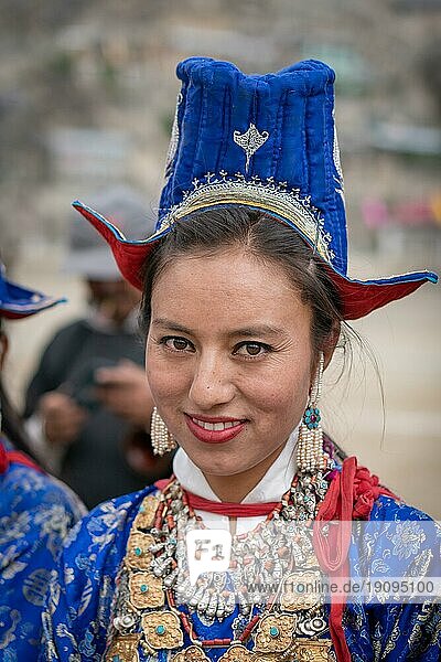 Ladakh  Indien  4. September 2018: Porträt einer attraktiven jungen ethnischen Inderin in traditioneller Kleidung auf einem Festival in Ladakh. Illustrativer Leitartikel  Asien