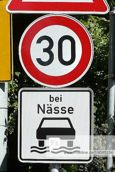 Verkehrsschild Zulässige Höchstgeschwindigkeit 30 Stundenkilometer bei Nässe  Deutschland  Europa