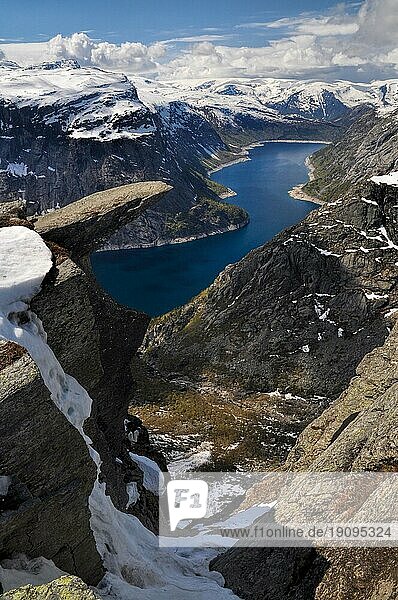 Blick auf die Trolltunga und das darunter liegende Tal aus der Ferne  Norwegen  Europa