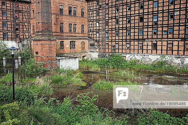 Rother Mühlen und Teich auf der Mühleninsel  verlassenes Industriegebäude in der Stadt Bydgoszcz  Polen  Europa