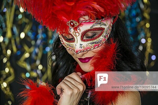 Elegante Frau feiert den venezianischen Karneval