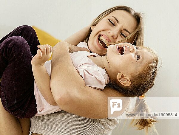 Schöne Mutter verbringt Zeit mit ihrer Tochter zu Hause