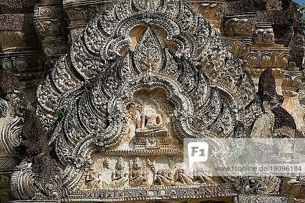 Antikes religiöses Relief über der blinden Tür eines alten buddhistischen Tempels in Sukhothai  der alten Hauptstadt von Thailand