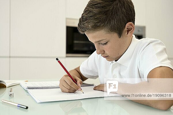 Niedlicher Junge macht seine Hausaufgaben