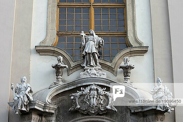 Symbolische Figuren für Glaube  Hoffnung und Liebe über dem Haupttor der barocken Sankt Anna Kirche (ungarisch: Szent Anna templom) aus dem 18. Jahrhundert in Budapest  Ungarn  Europa