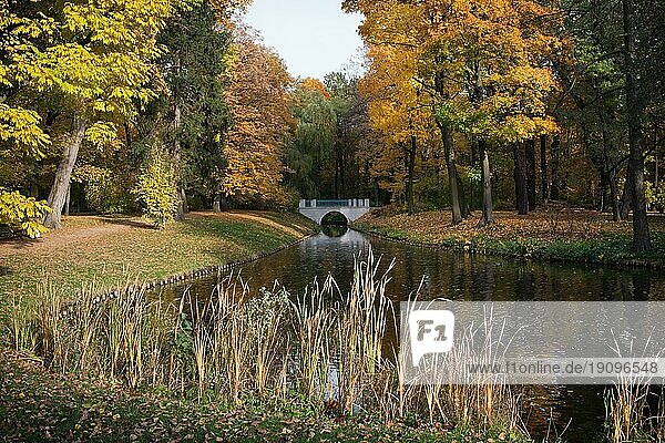 Herbst in den Königlichen Lazienki Gärten in Warschau  Polen  Europa