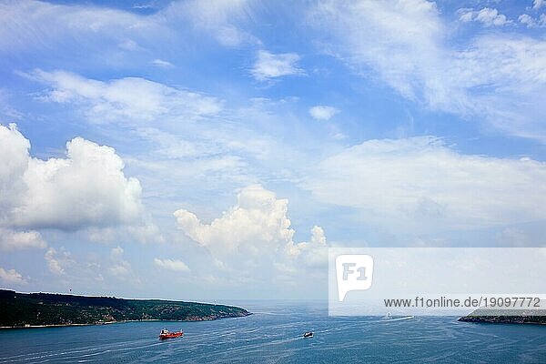 Mündung des Bosporus in das Schwarze Meer mit einer schönen Wolkenlandschaft in der Türkei