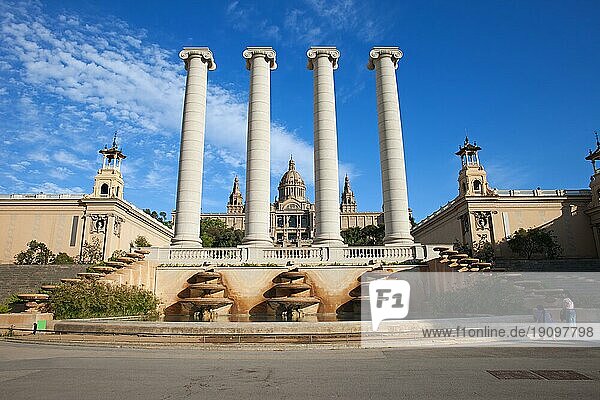 Ionische Säulen und Nationales Kunstmuseum von Katalonien auf dem Montjuic Hügel in Barcelona  Katalonien  Spanien  Europa