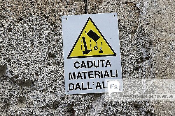 Warnschild  nah  Hauswand  Warnung vor herunterfallenden Gegenständen  Altstadt  Palermo  Hauptstadt  Sizilien  Italien  Europa