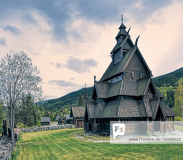 Stabkirche Gol in Norwegen an einem bewölkten Tag