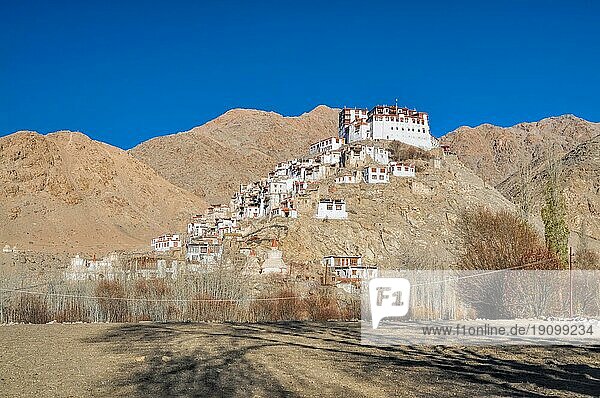 Malerische Seitenansicht des Klosters Chemrey aus der Ferne  Ladakh