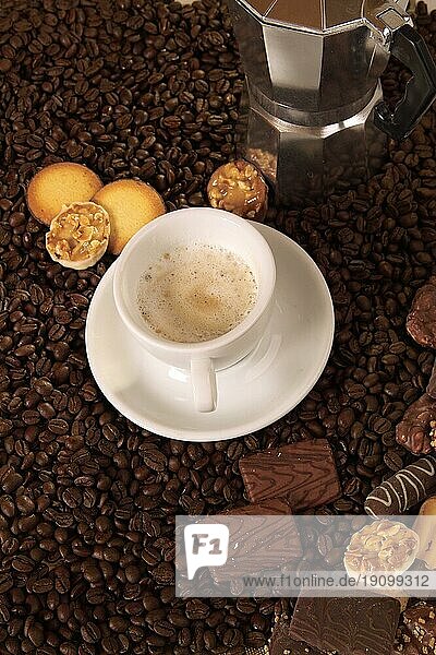 Tasse Kaffee mit Gebäck und Espressokanne