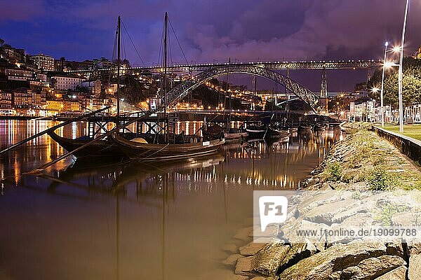 Die Stadt Porto (Oporto) bei Nacht in Portugal  die Brücke Dom Luiz I. und die traditionellen portugiesischen Rabelo Boote für den Transport von Weinfässern auf dem Fluss Douro  das Hafenviertel von Gaia