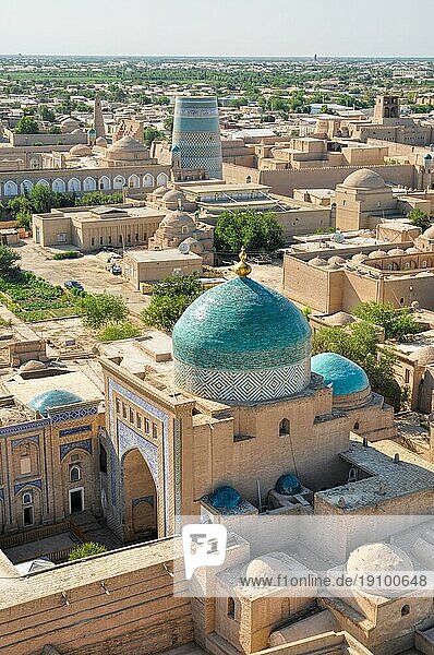 Schöne große islamische Moschee in Chiwa  Usbekistan  aus der Luft gesehen  Asien