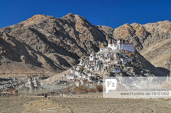 Malerischer Blick auf das Kloster Chemrey aus der Ferne  Ladakh