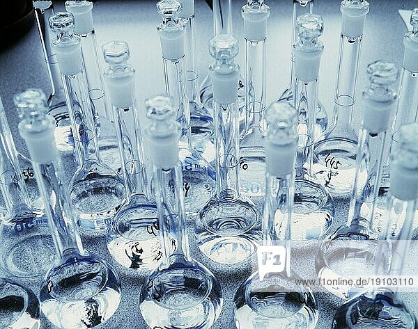 Chemikalien in gläserenen Laborflaschen und Kolben monochrom  selektive Schärfe