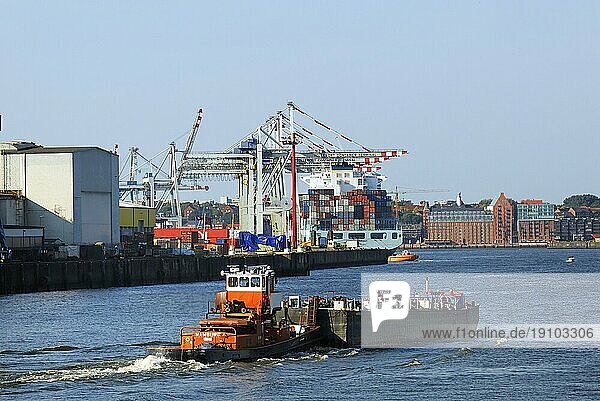 Blick auf den Container Terminal im Hamburger Freihafen