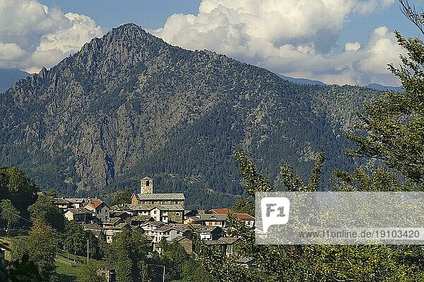 Ein Bergdorf in den Bergen des Piemont  Italien  Europa