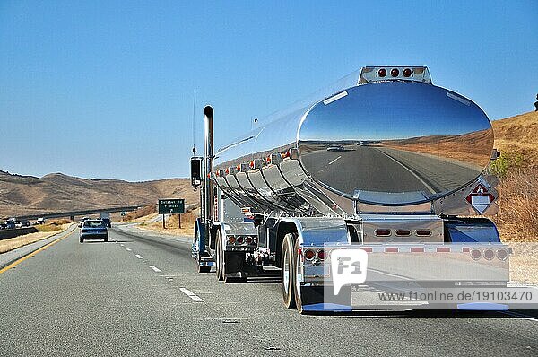 Verchromter Truck auf dem Highway 1 Richtung Kalifornien