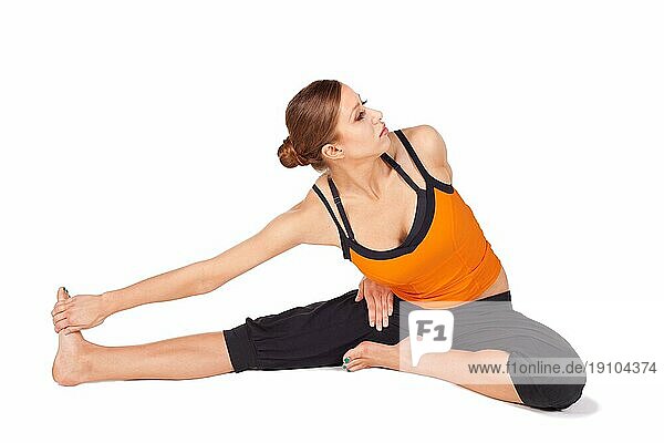 Frau  die eine Yogaübung macht  die sich Kopf zu Knie Pose nennt  Stufe 1  Sanskrit Name: Parivrtta Janu Sirasana  diese Pose hilft bei der emotionalen Beruhigung während der Zeit intensiver hormoneller Veränderungen  vor weißem Hintergrund