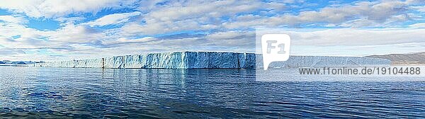 20km lange Gletscherkante des Negribreen  Küste von Spitsbergen