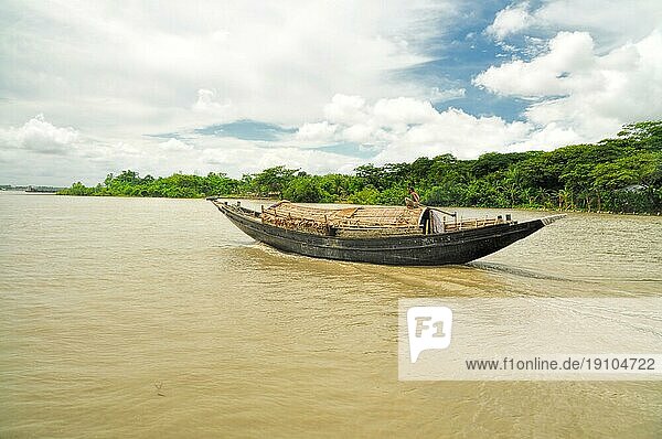 Traditionelles altes Flussboot in Bangladesch