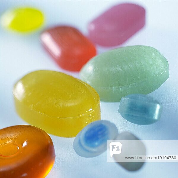 Digitalaufnahme Eyelike Still von farbigen Bonbons auf Leuchttisch mit selektiver Schärfe
