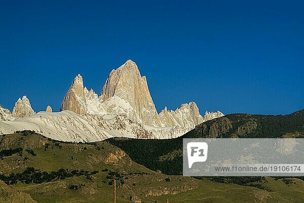 Schöne felsige Hänge der chilenischen Berge im Sonnenlicht