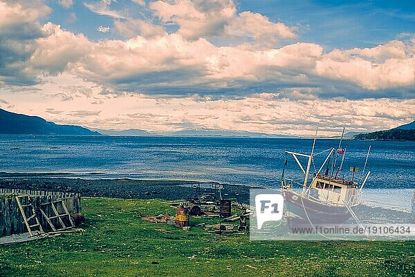 Altes Fischerboot auf der Insel Navarino im Süden Chiles