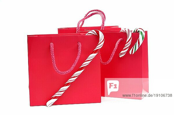 Drei rote Einkaufstaschen mit Zuckerstangen