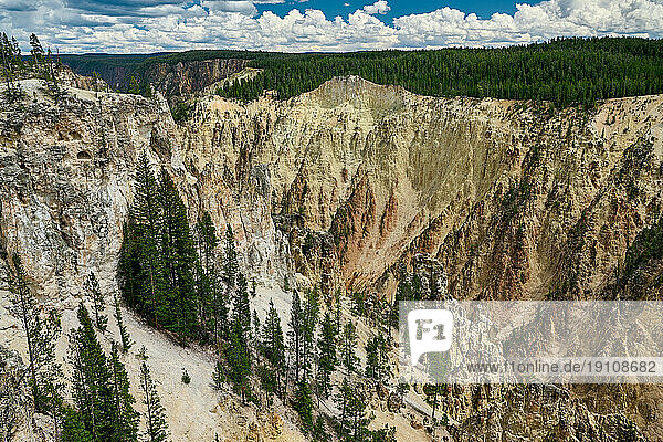 bunte Steinformationen des Grand Canyon Of The Yellowstone  Yellowstone-Nationalpark  Wyoming  Vereinigte Staaten von Amerika |colorful stone formations of Grand Canyon Of The Yellowstone  Yellowstone National Park  Wyoming  United States of America|
