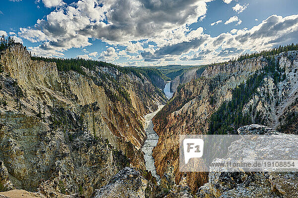 Lower Falls of the Yellowstone River vom Artist Point,  Yellowstone-Nationalpark,  Wyoming,  Vereinigte Staaten von Amerika |Lower Falls of the Yellowstone River from Artist Point,  Yellowstone National Park,  Wyoming,  United States of America|