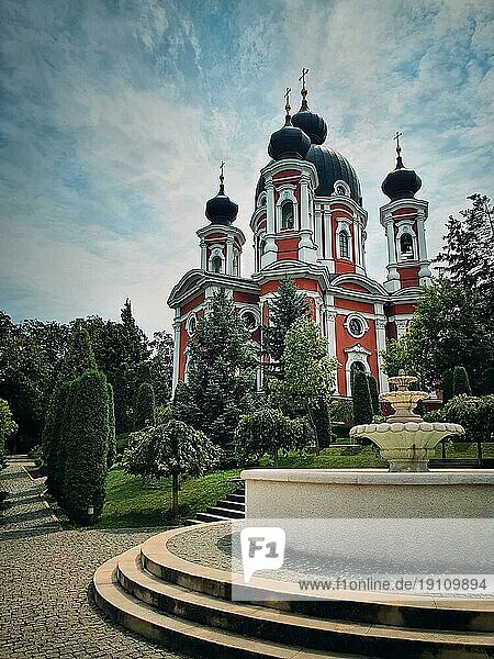 Curchi Kloster Außenansicht des berühmten Wahrzeichens in Orhei  Moldawien. Christlich orthodoxe Kirche im traditionellen Stil der osteuropäischen Kultur. Schöner Garten mit Bäumen rund um die Basilika