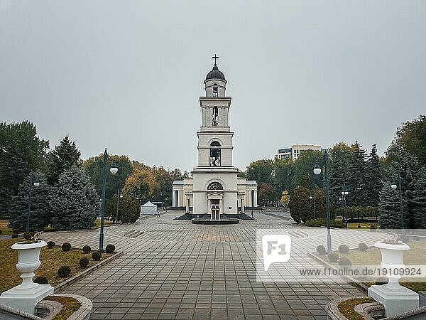 Der Glockenturm in der Nähe der Metropolitankathedrale Geburt des Herrn in Chisinau  Moldawien. Historisches und architektonisches Wahrzeichen der Hauptstadt