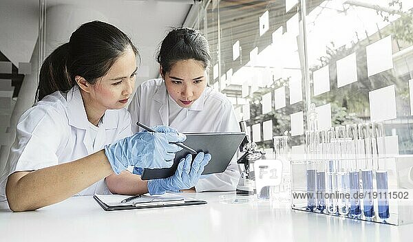 Frauen arbeiten an chemischem Projekt neue Entdeckung