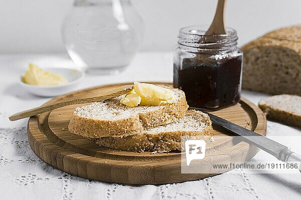 Brotscheiben mit Marmeladenbutter Vorderansicht